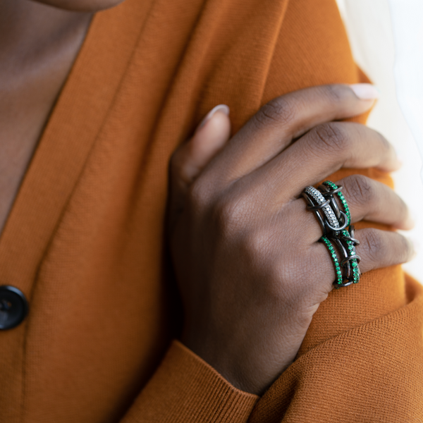Spinelli Kilcollin SS VEGA BR GREY & EMERALD 4 linked rings / black rhodium with 0.7ct grey diamonds and 1.55ct emeralds
